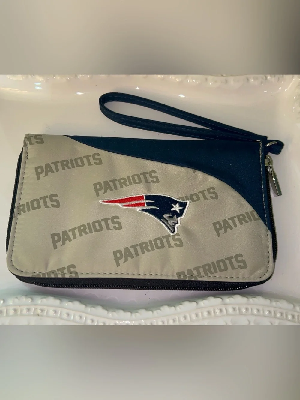New England Patriots Curve Zip Organizer Wallet New without Tags